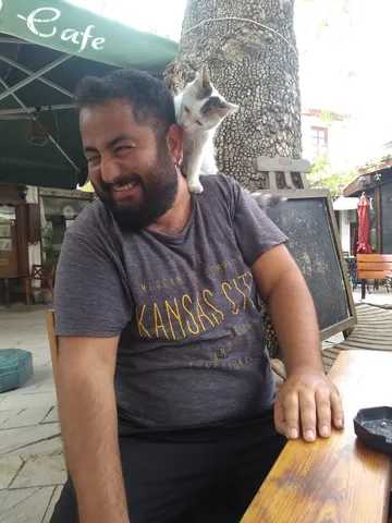 Host Can with a street cat