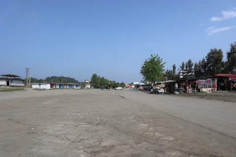 Closed restaurants to the right, simple rentals (literally just a room with a window) to the left