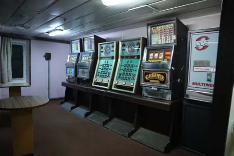 Let's go and play. This machines even take "DM" (Deutsche Mark)!