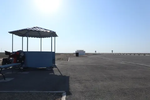 One of the very few shelters in the flat lands: a picnic area