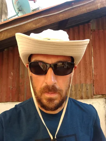 Lost my hat. Bought a new hat (2.50 EUR). (No, I'm not in Texas yet. Still Myanmar!)