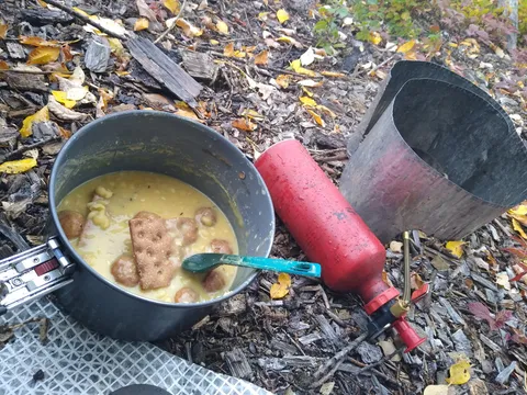 Camping kitchen: Canned pea soup mixed with kottbullar and Swedish bread