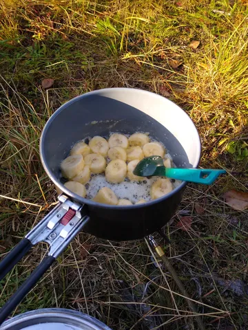 Camping kitchen: fried banana