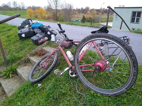Entering Auschwitz, a huge chunk of glass rids my rear tyre of air within seconds. Of course, it's raining :(