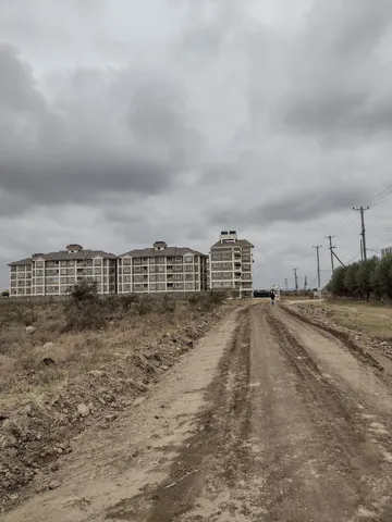My first 2 nights I spend in a BNB in an apartment complex close to the airport. The access road to the compound, which is about 900 m off the main road, is rather terrible.