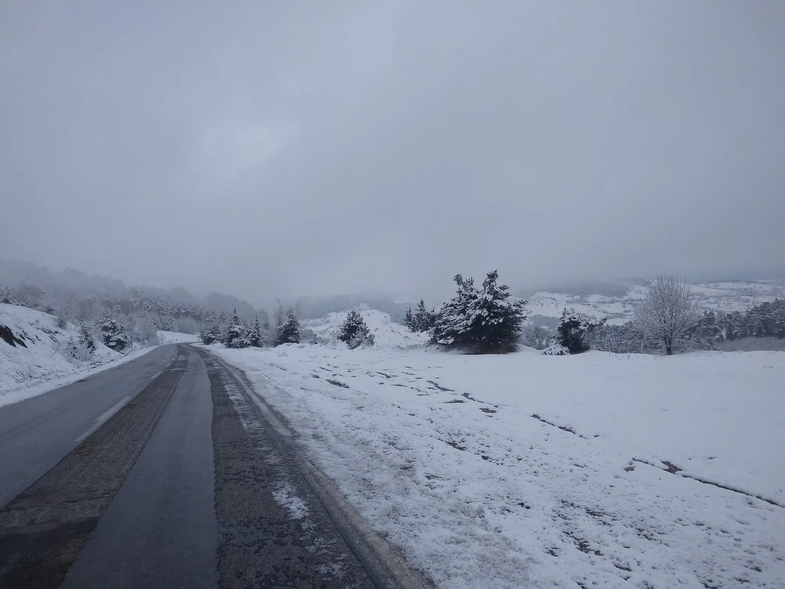 After a stopover in Kayseri I follow the D850 from Tokat until the coast. In the hills I encounter my first "harsh" weather.